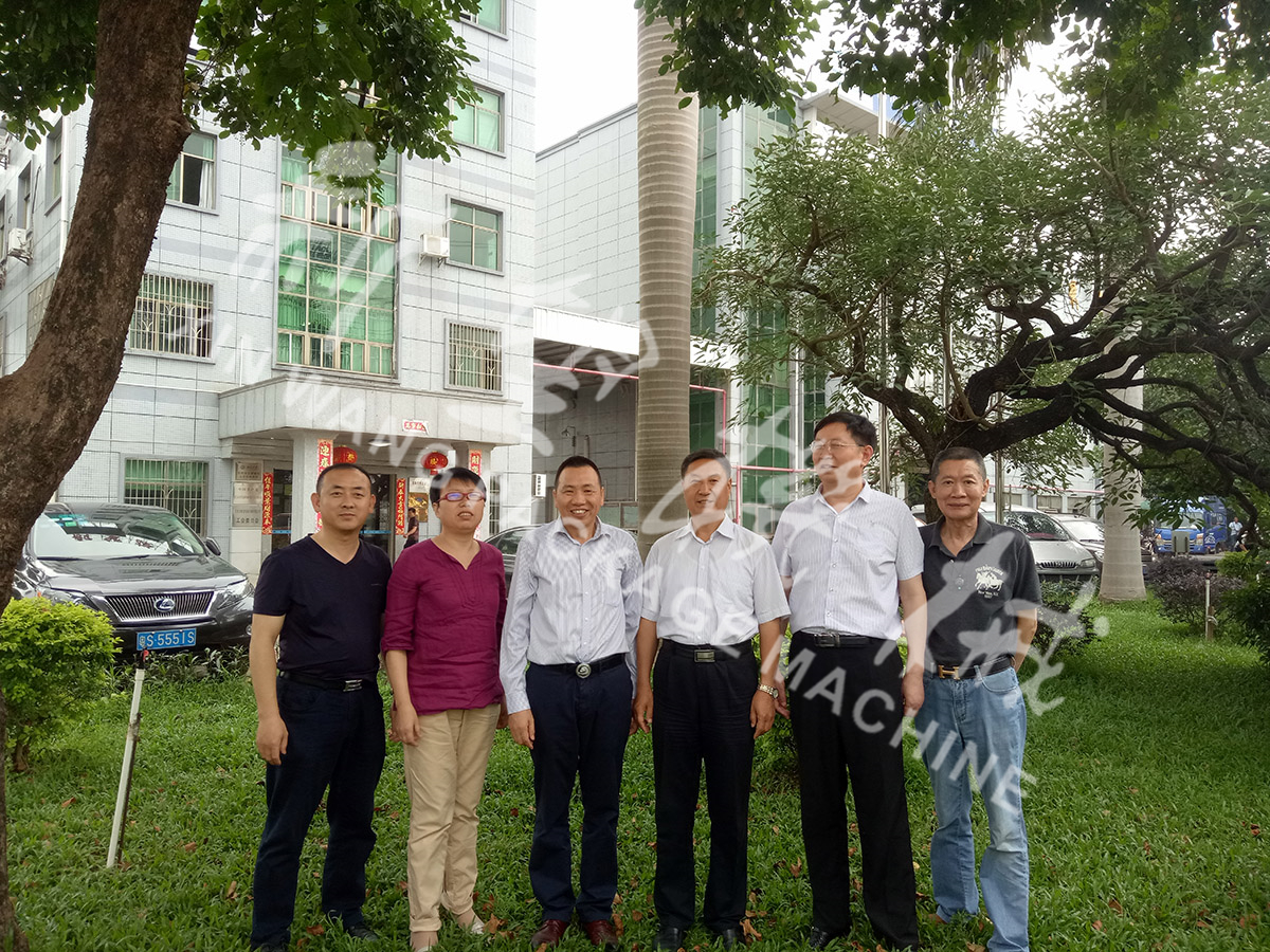 總裝備部劉思剛少將、新華社李建琦博士一行蒞臨新望公司考察指導(dǎo)