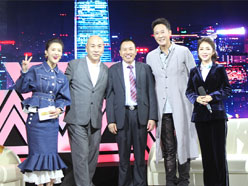 新望董事長(zhǎng)羅永輝與著名歌星劉尊老師、汪正正老師、郭津彤老師、主持人雅琪在北京電視臺(tái)錄制節(jié)目現(xiàn)場(chǎng)親切合影